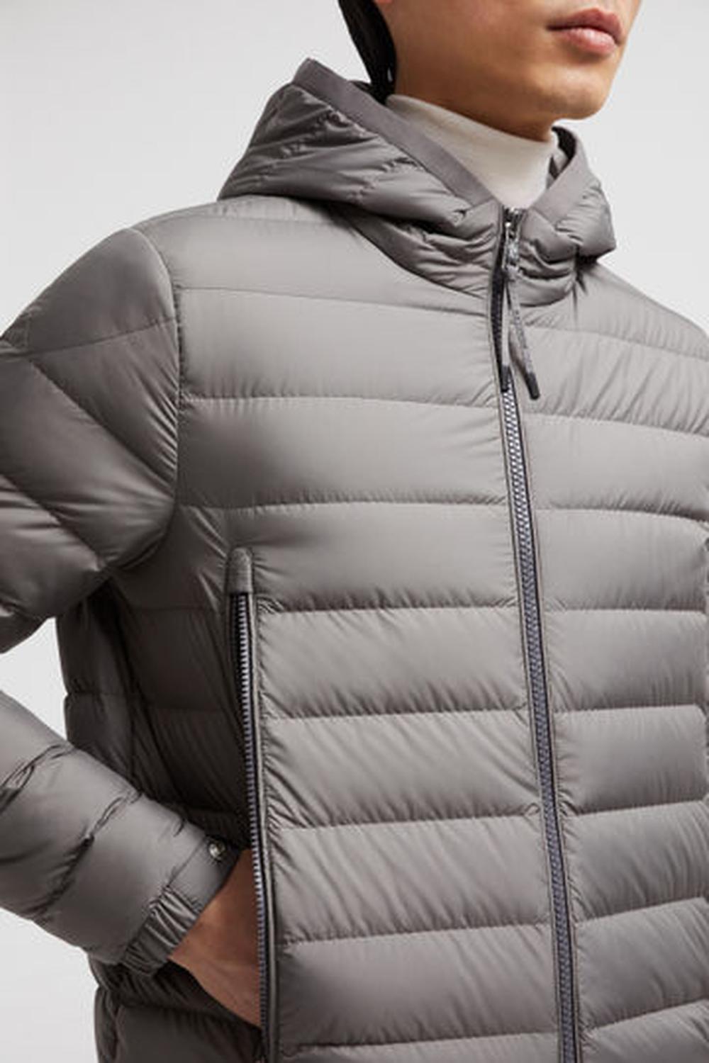 جاكيت MONCLER Galion رجالي قصير بغطاء رأس وبطانة من الأسفل باللون الرمادي الداكن J20911A00079549SK93D