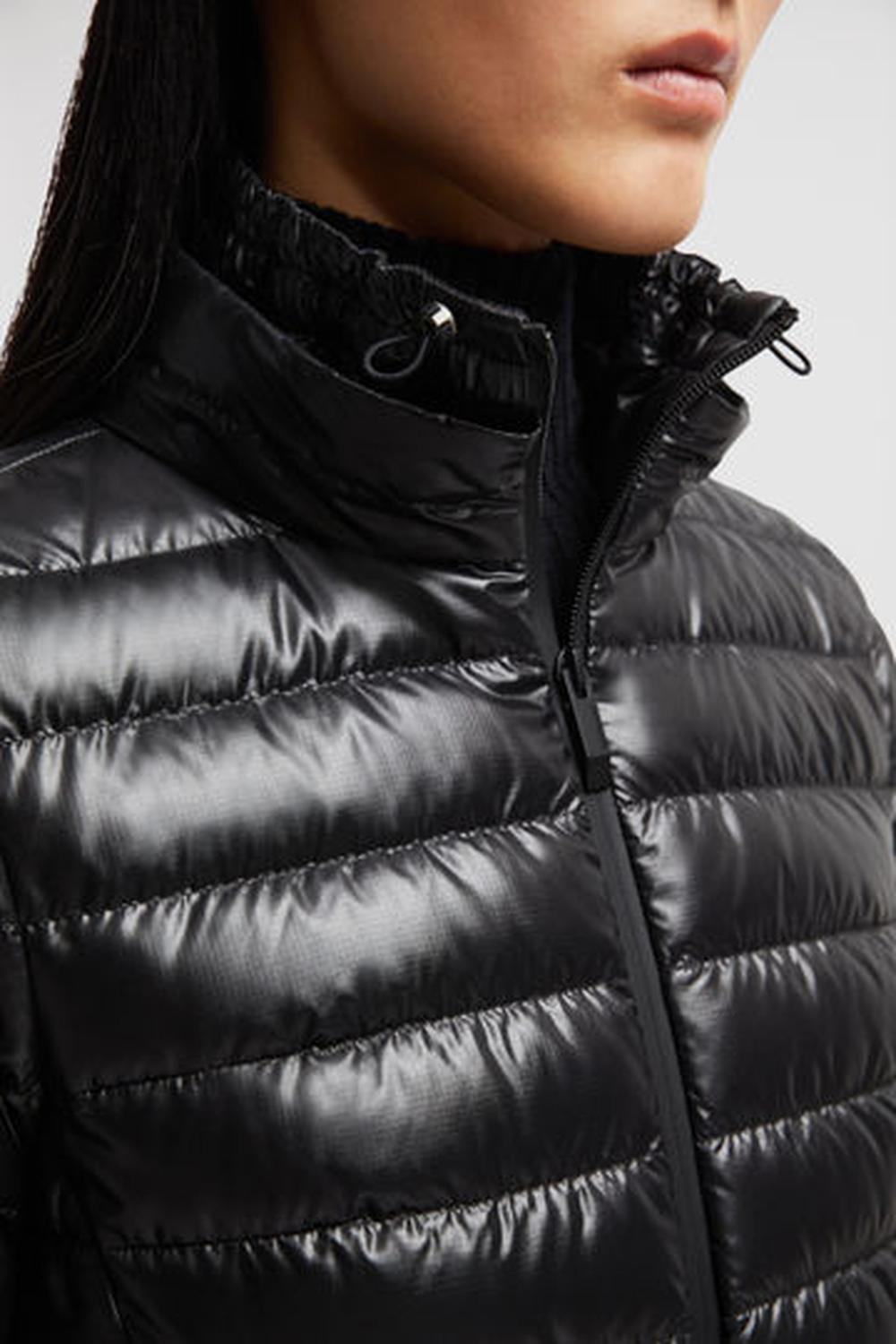 سترة قصيرة من MONCLER Epigeo للنساء باللون الأسود J20931A00021595OK999