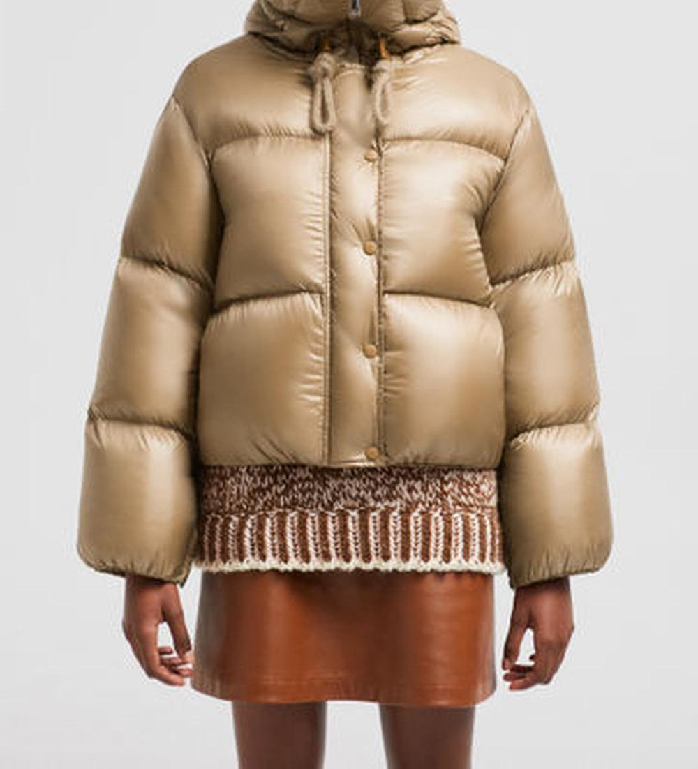 سترة نسائية قصيرة من MONCLER Borey بغطاء رأس بلون بني فاتح J20931A00088595ZZ206