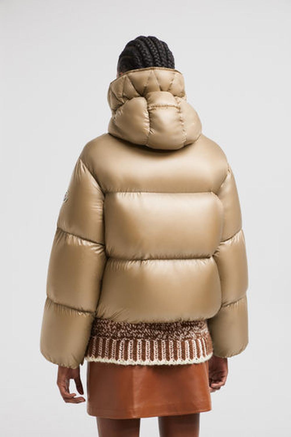 سترة نسائية قصيرة من MONCLER Borey بغطاء رأس بلون بني فاتح J20931A00088595ZZ206