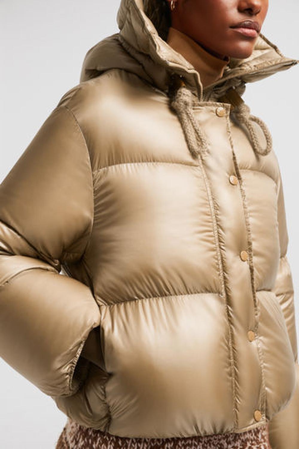 سترة نسائية قصيرة من MONCLER Borey بغطاء رأس بلون بني فاتح J20931A00088595ZZ206