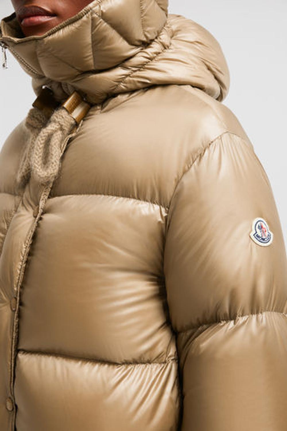 سترة نسائية قصيرة من MONCLER Borey بغطاء رأس بلون بني فاتح J20931A00088595ZZ206