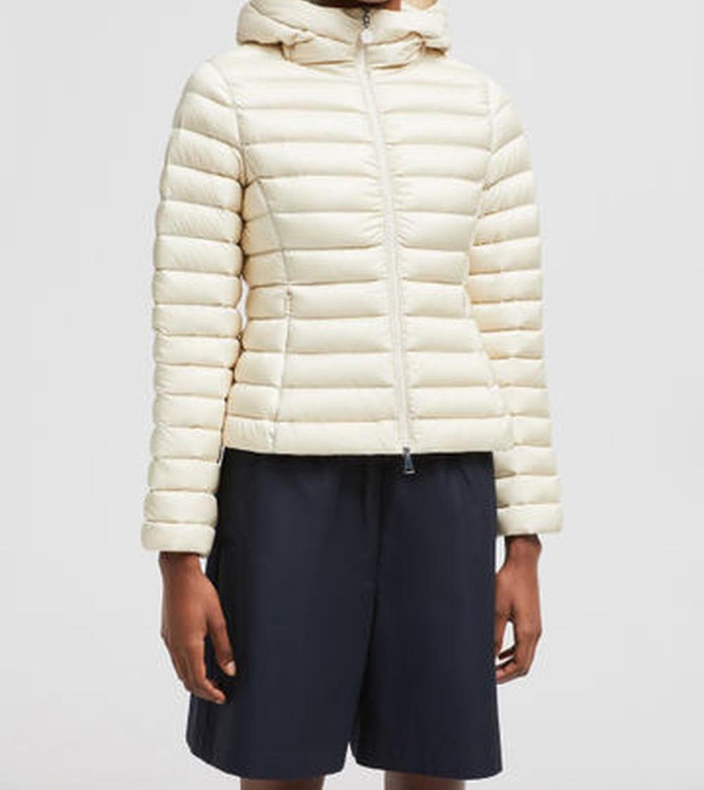 سترة قصيرة بغطاء رأس للنساء من MONCLER Ige باللون الأبيض العاجي K10931A00004597YF20F