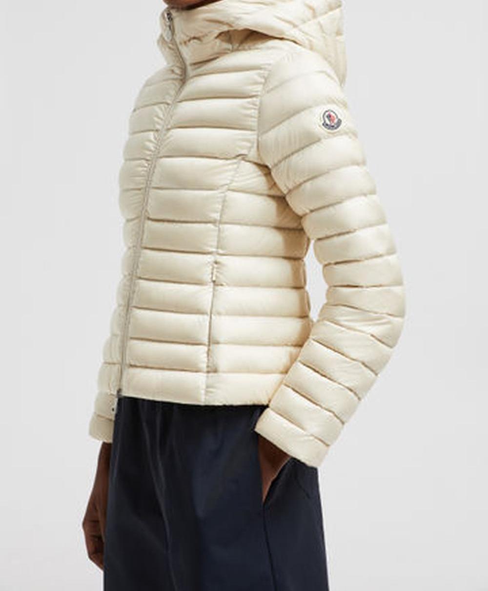 سترة قصيرة بغطاء رأس للنساء من MONCLER Ige باللون الأبيض العاجي K10931A00004597YF20F