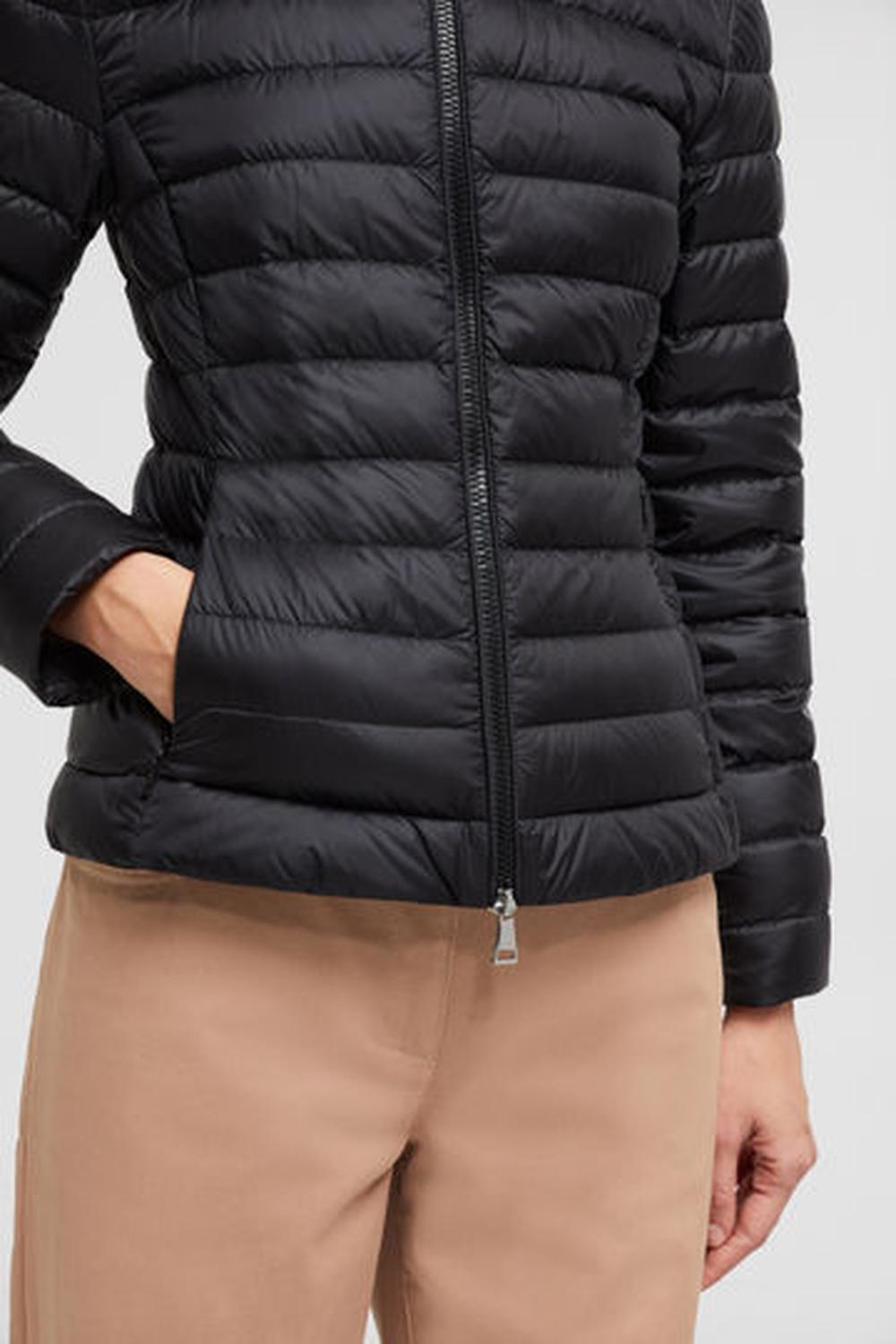 سترة قصيرة من MONCLER للنساء Igelle باللون الأسود K10931A00068597YF999