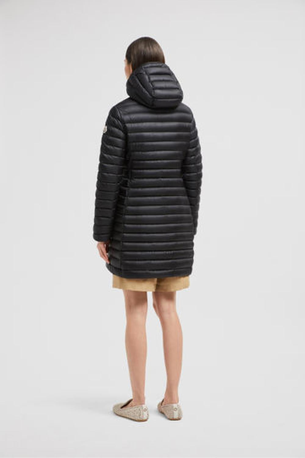 سترة طويلة بغطاء رأس من MONCLER للنساء Igelong باللون الأسود K10931C00006597YF999