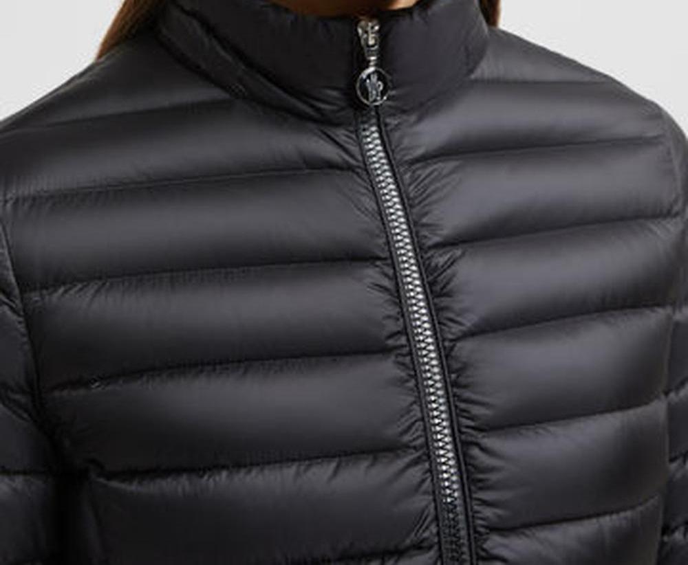 سترة طويلة بغطاء رأس من MONCLER للنساء Igelong باللون الأسود K10931C00006597YF999