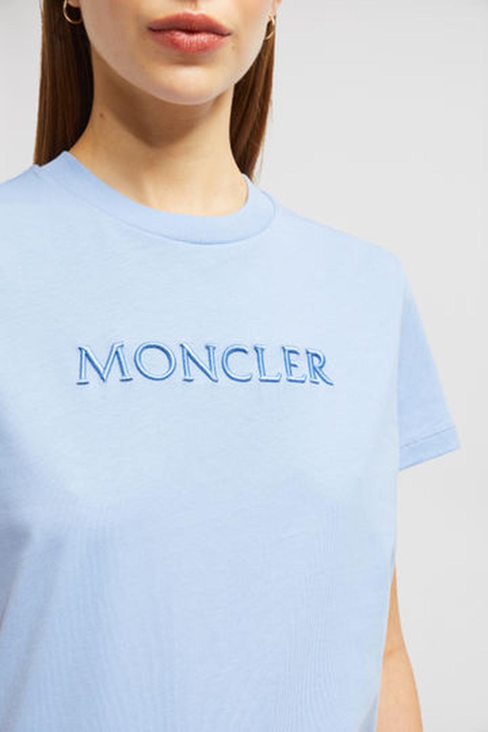 تي شيرت نسائي من MONCLER من القطن مطرز بشعار متناغم باللون الأزرق الفاتح K10938C0000889AUO713